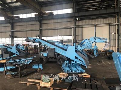 扒渣中，“扒”出小巨人——挖掘裝載機的工業力量